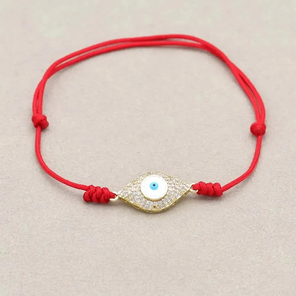 Vue rapprochée du bracelet rouge et ses détails
