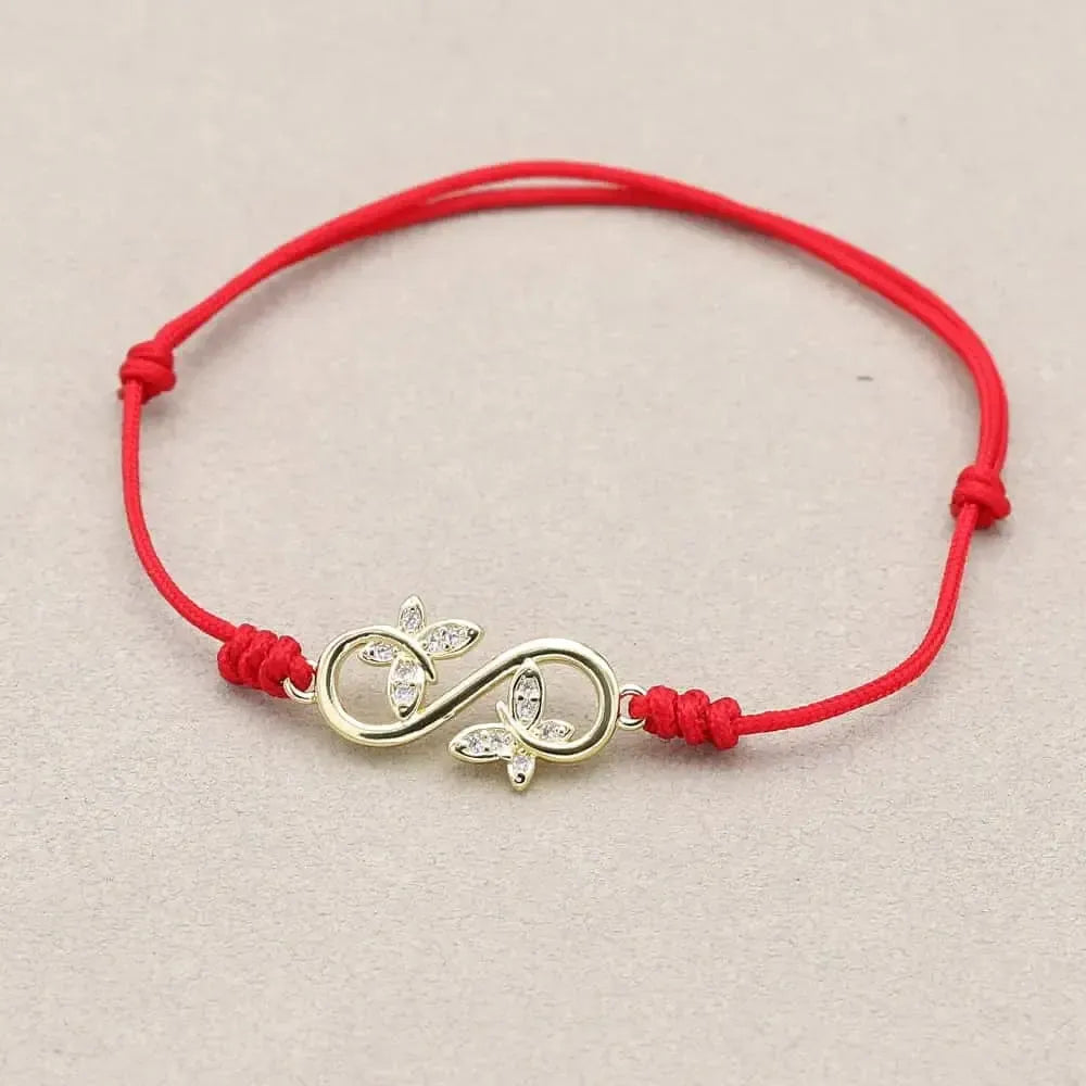 Détail du motif infini sur bracelet rouge