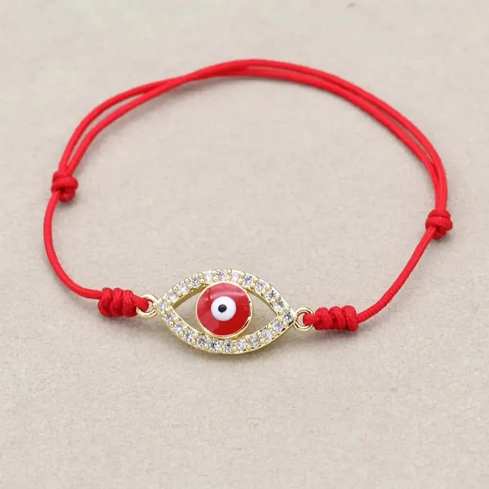 Vue détaillée du bracelet rouge et ses charms