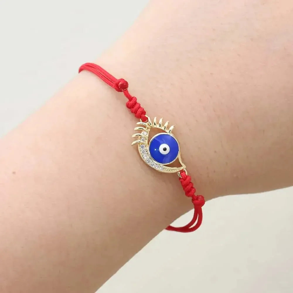 Zoom sur le charm infini en zircon étincelant