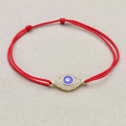 Gros plan sur le bracelet avec charms symboliques