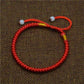 Vue d'ensemble du bracelet porte-bonheur en corde rouge