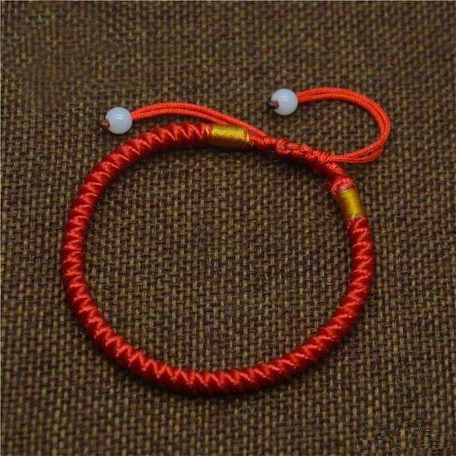 Vue d'ensemble du bracelet porte-bonheur en corde rouge