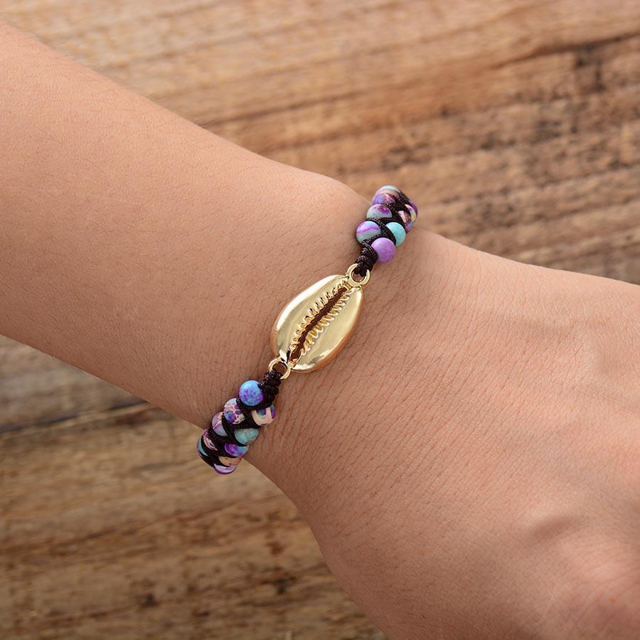 Bracelet en jaspe et cauris sur fond blanc