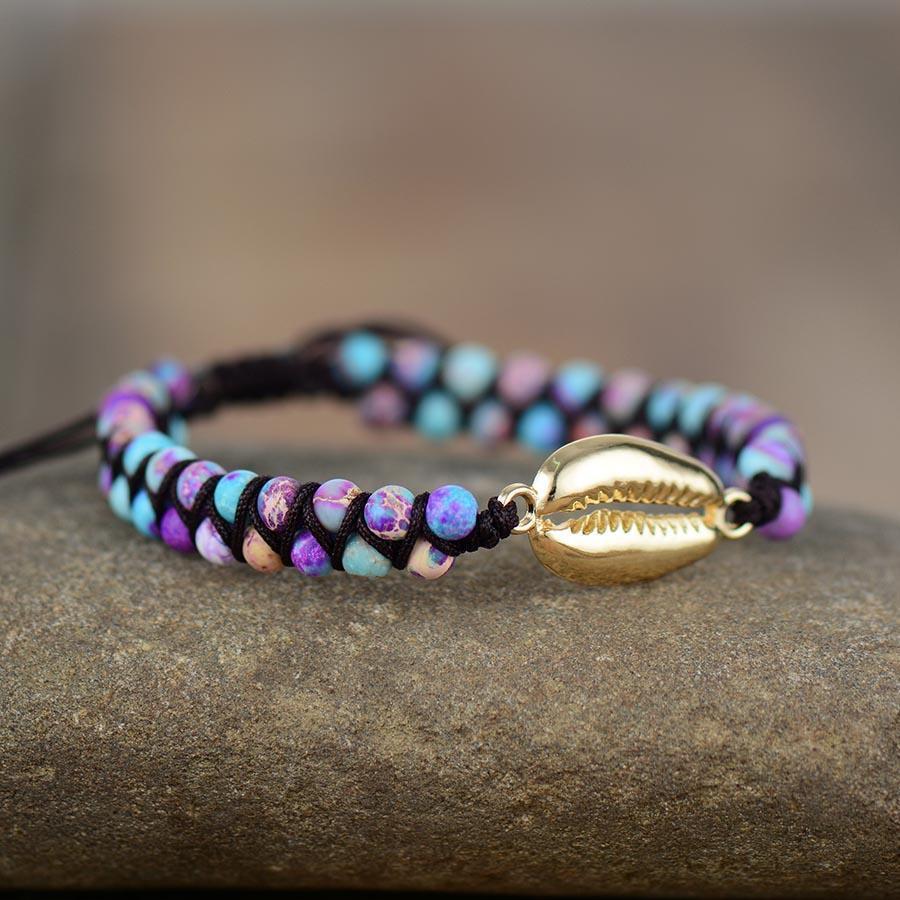 Gros plan sur les pierres de jaspe du bracelet