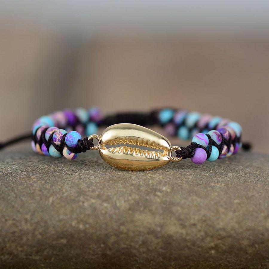 Bracelet porte-bonheur en jaspe et cauris exposé