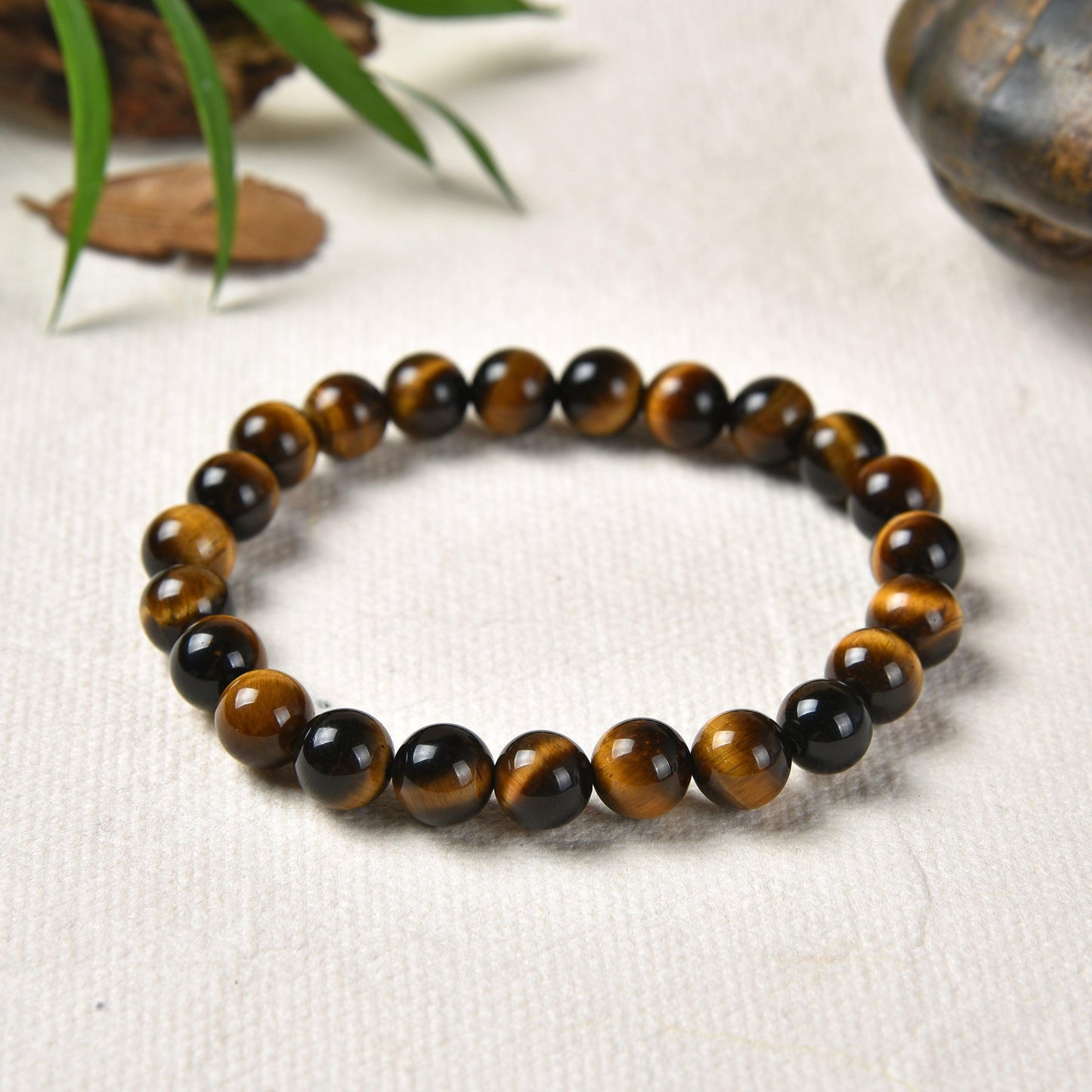 Bracelet en Œil de tigre posé sur une surface claire