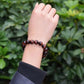 Détail des perles du bracelet Œil de tigre rouge