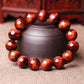Vue rapprochée du bracelet en pierres d’Œil de tigre rouge