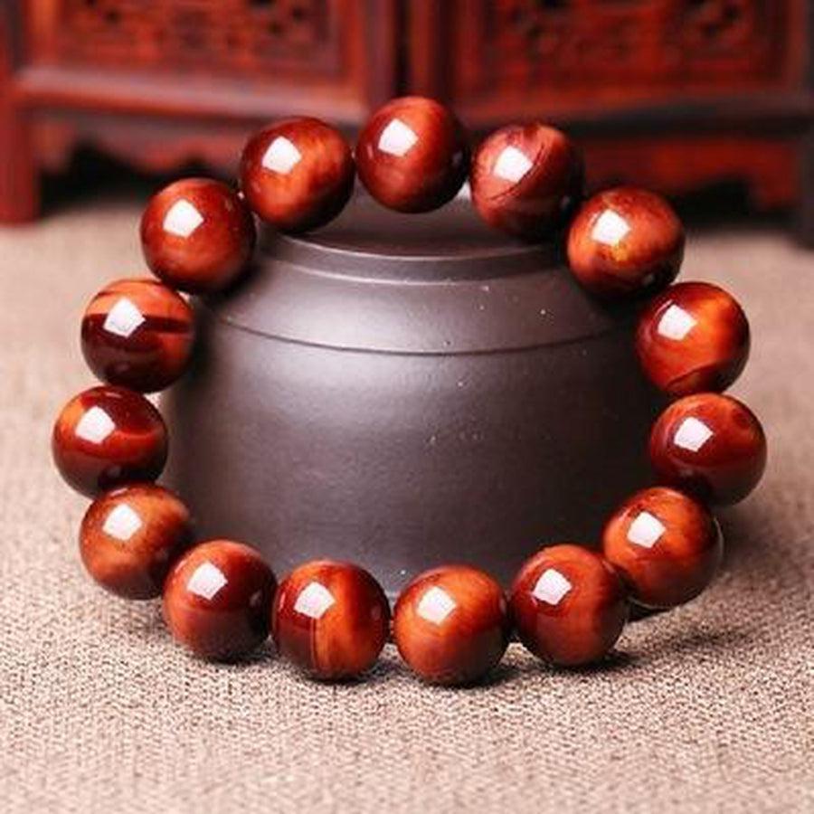 Vue rapprochée du bracelet en pierres d’Œil de tigre rouge