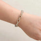 Gros plan sur perles de fluorite et symbole infini