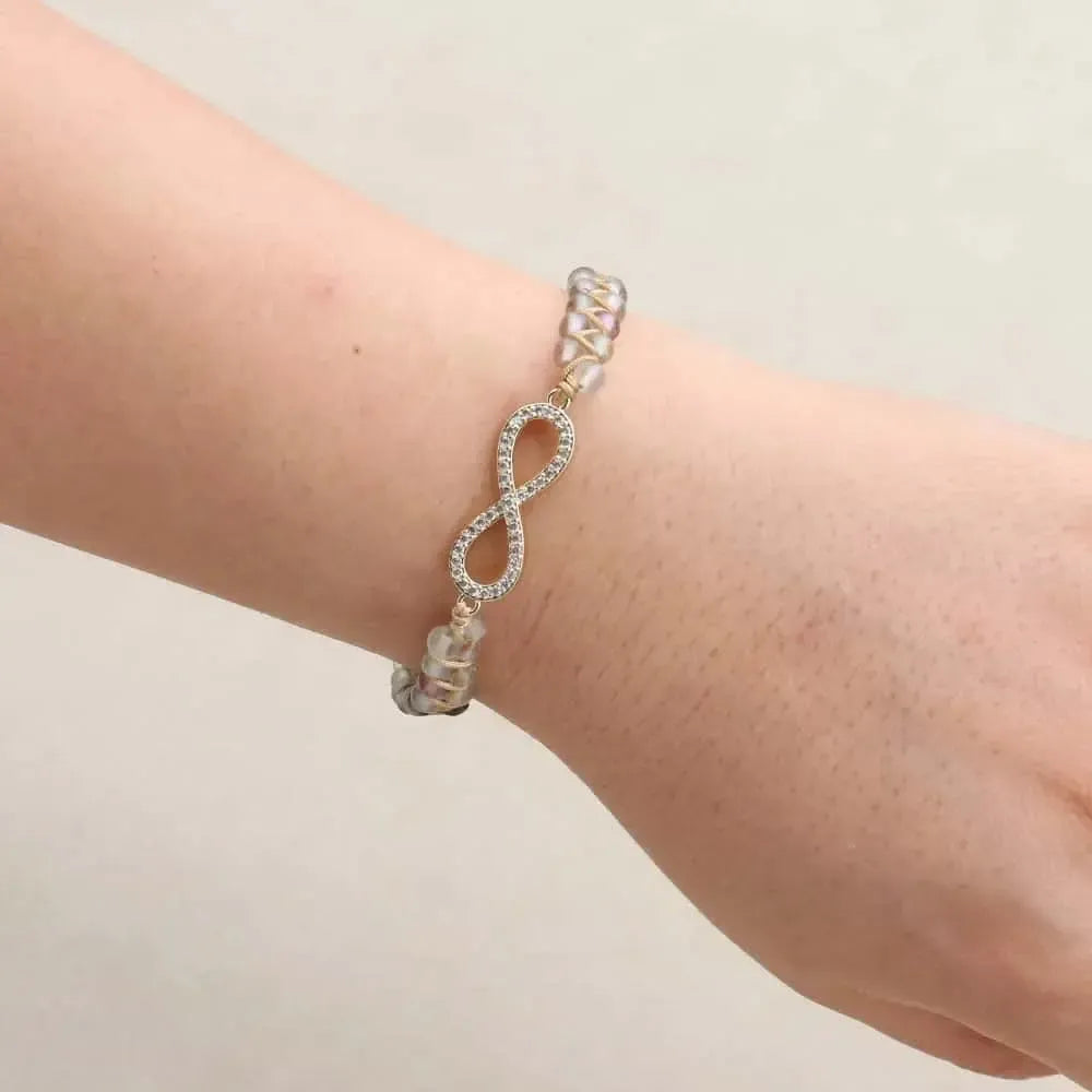 Gros plan sur perles de fluorite et symbole infini