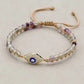Perles de fluorite et charms sur fond neutre