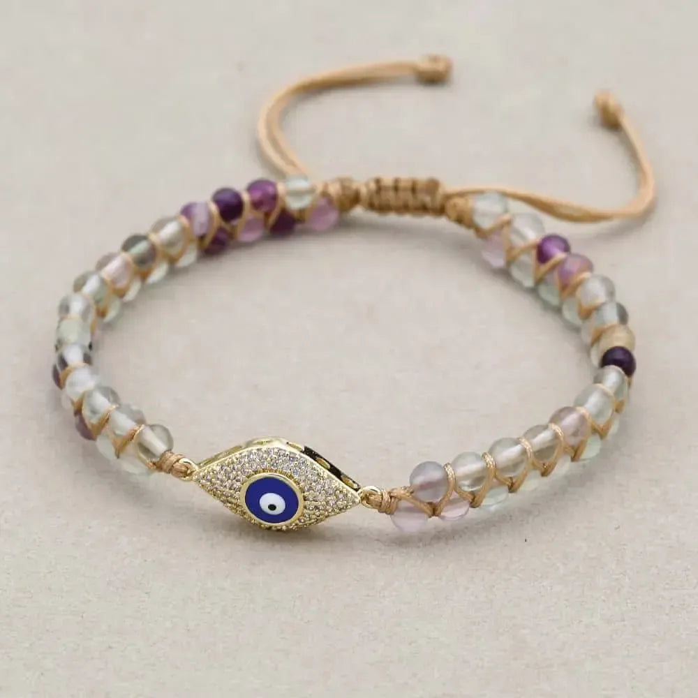 Perles de fluorite et charms sur fond neutre