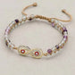 Vue rapprochée des détails du bracelet en fluorite