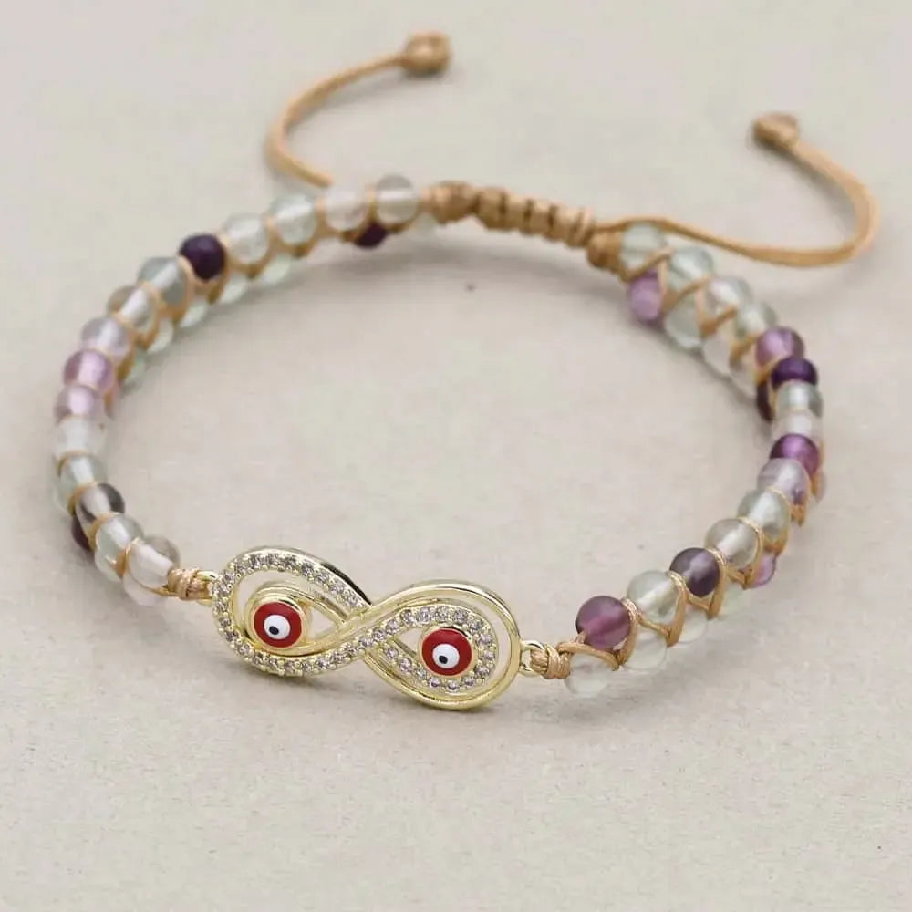 Vue rapprochée des détails du bracelet en fluorite