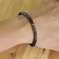 Détail des perles d'œil de tigre sur le bracelet