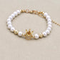 Bracelet avec perles blanches et dorées en gros plan
