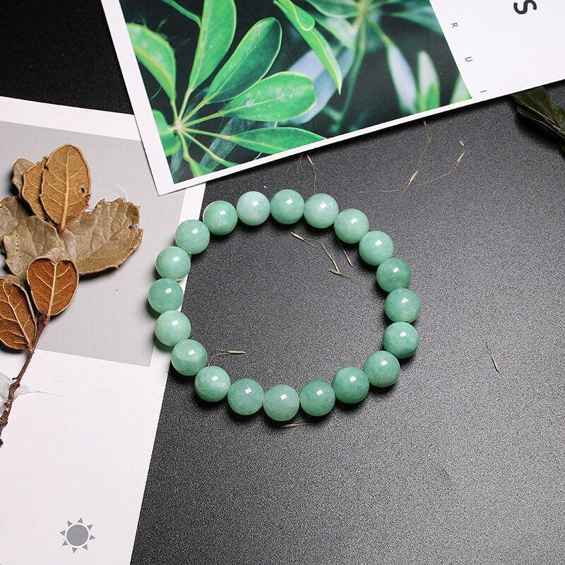 Gros plan sur les perles de jade vert du bracelet