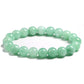 Bracelet en jade vert posé sur une surface claire