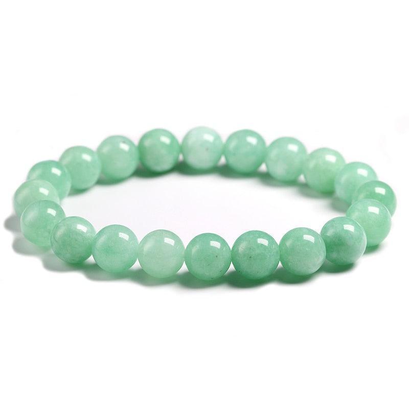 Bracelet en jade vert posé sur une surface claire