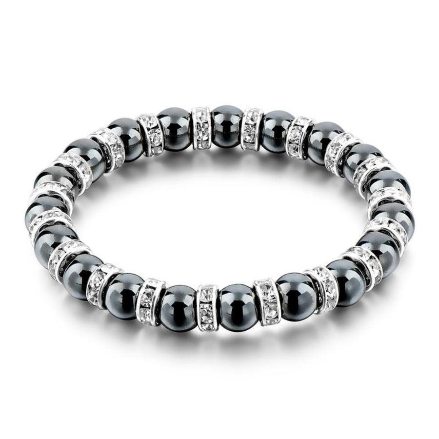 Bracelet en hématite et cristal sur fond blanc