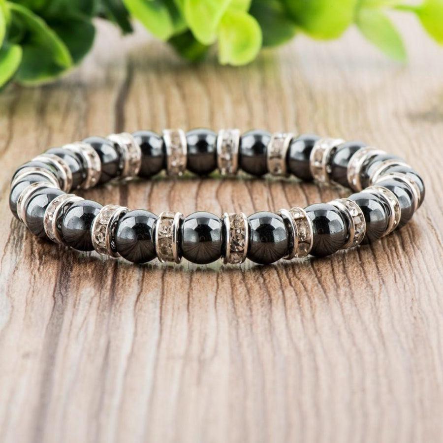 Gros plan sur les perles d'hématite et cristal