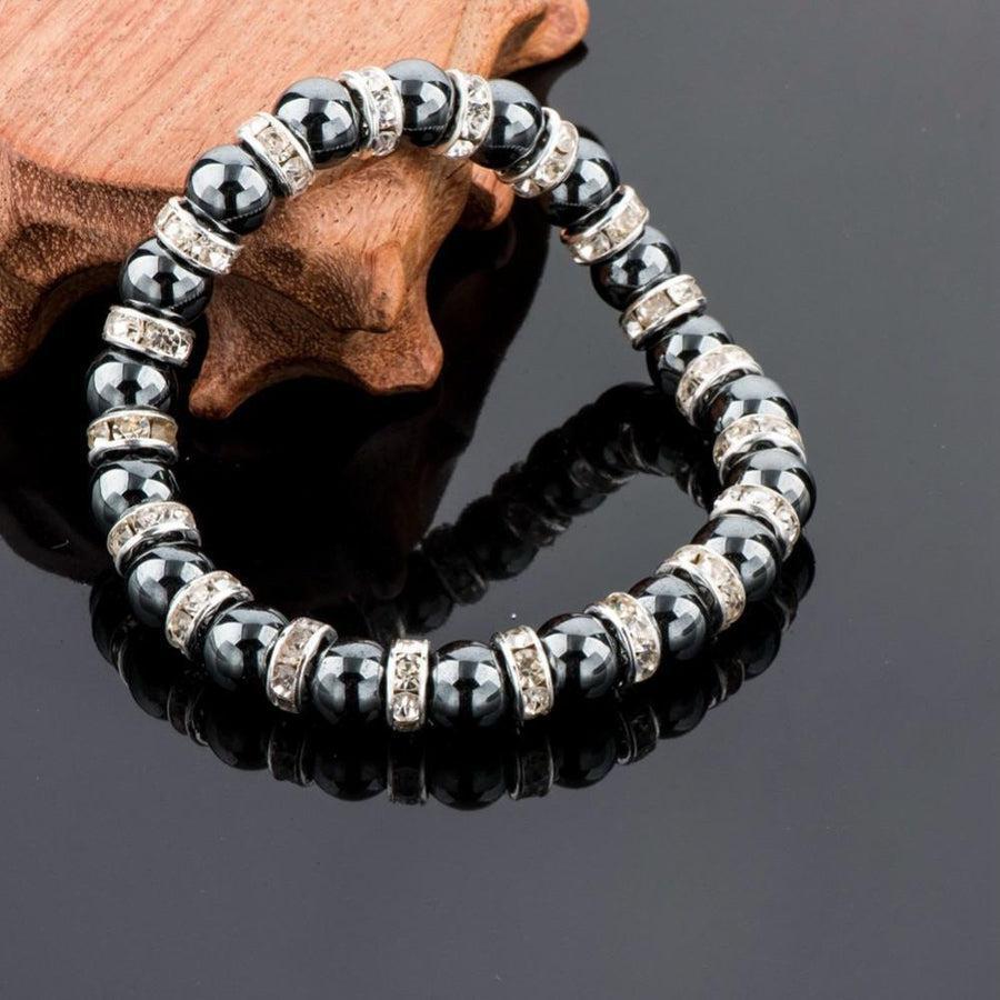Bracelet posé sur une surface en bois clair