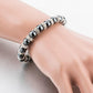 Zoom sur le fermoir du bracelet en métal argenté