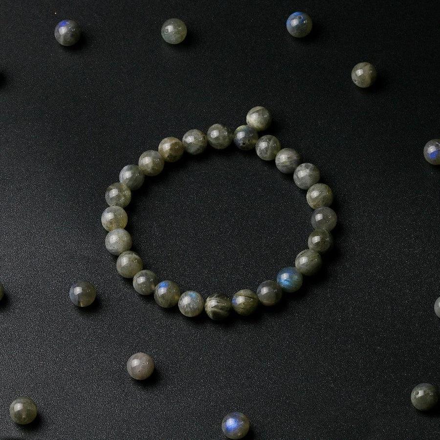 Gros plan sur les reflets irisés des perles de labradorite