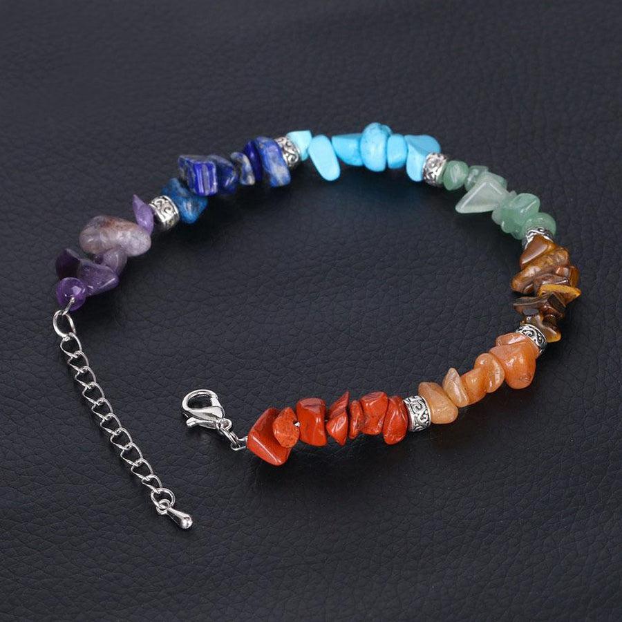 Bracelet étalé révélant la variété de pierres naturelles