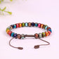 Gros plan sur les pierres naturelles du bracelet chakras