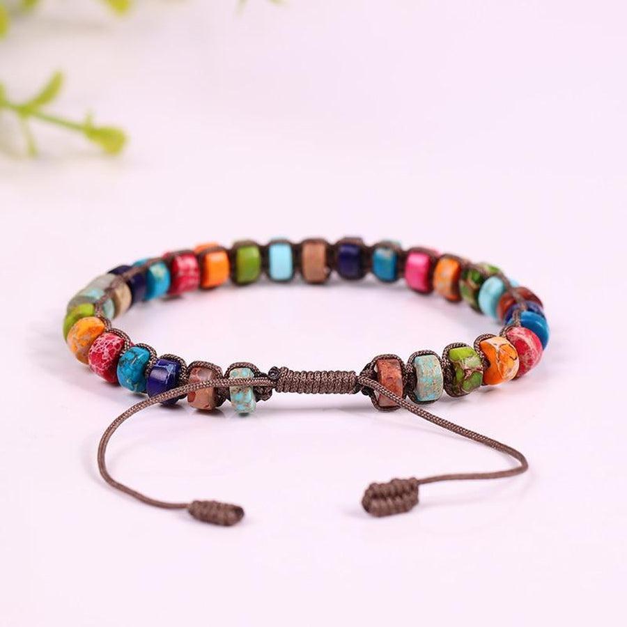 Gros plan sur les pierres naturelles du bracelet chakras