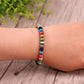 Bracelet chakras posé sur une surface en bois clair