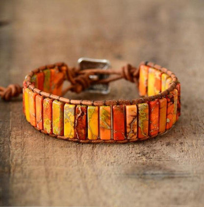 Détail du fermoir gravé sur bracelet en cuir