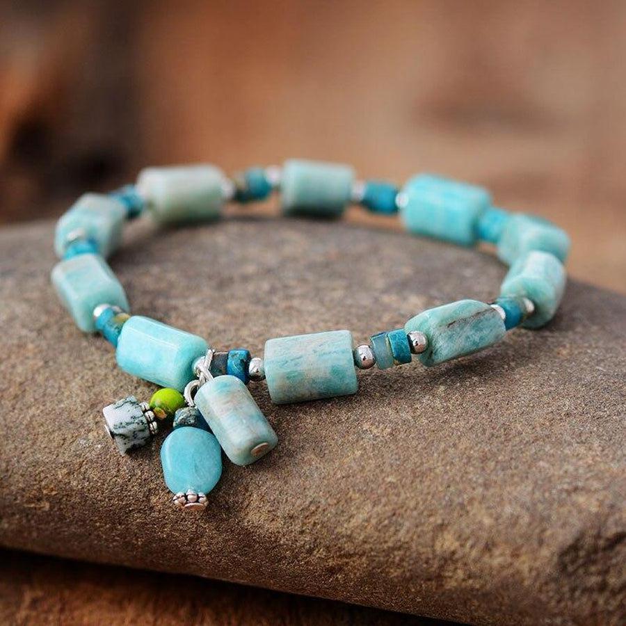 Gros plan sur les cylindres d'amazonite et perles argentées
