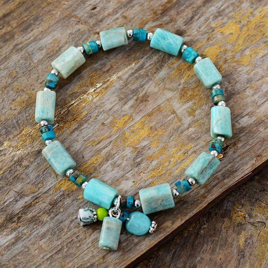 Vue d'ensemble du bracelet en amazonite sur fond neutre
