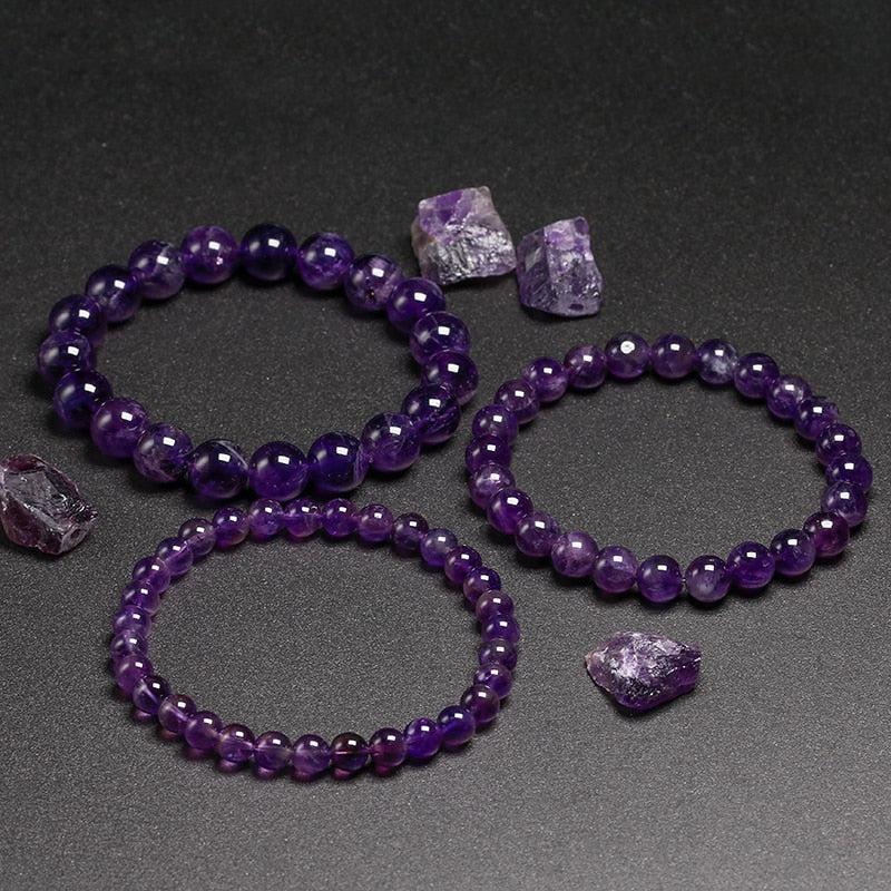 Bracelet en Améthyste avec perles violettes sur fond blanc
