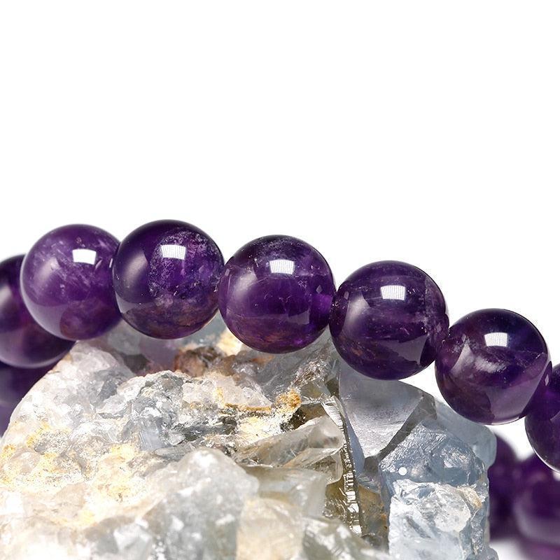 Gros plan sur les perles d'Améthyste, montrant leur éclat naturel