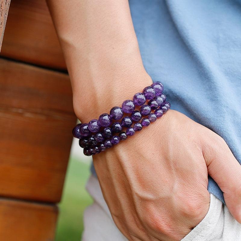 Bracelet en Améthyste posé sur une surface en bois clair