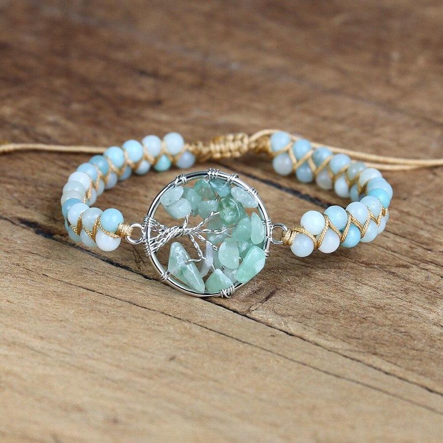 Bracelet en amazonite avec symbole arbre de vie en gros plan