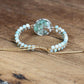 Détail des pierres d'amazonite et nouages du bracelet