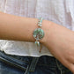 Bracelet shamballa en amazonite posé sur une surface claire