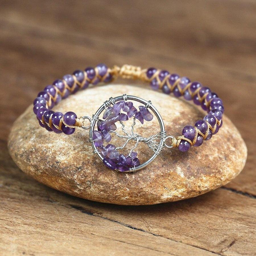 Détail du motif arbre de vie sur bracelet en pierres violettes