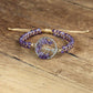 Gros plan sur les perles violettes du bracelet améthyste