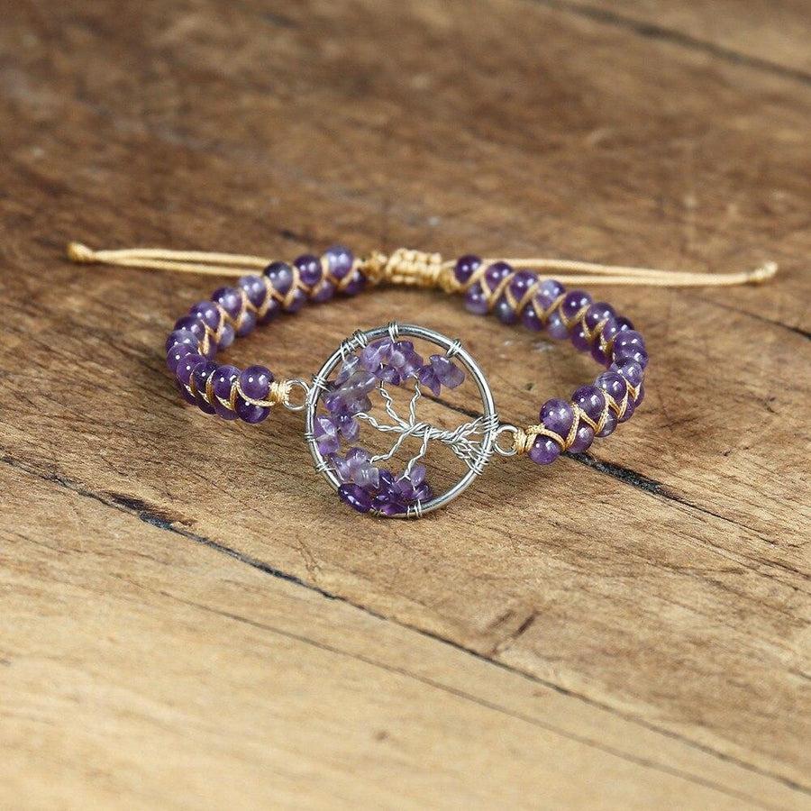 Gros plan sur les perles violettes du bracelet améthyste