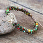 Détail des perles colorées du bracelet Shamballa