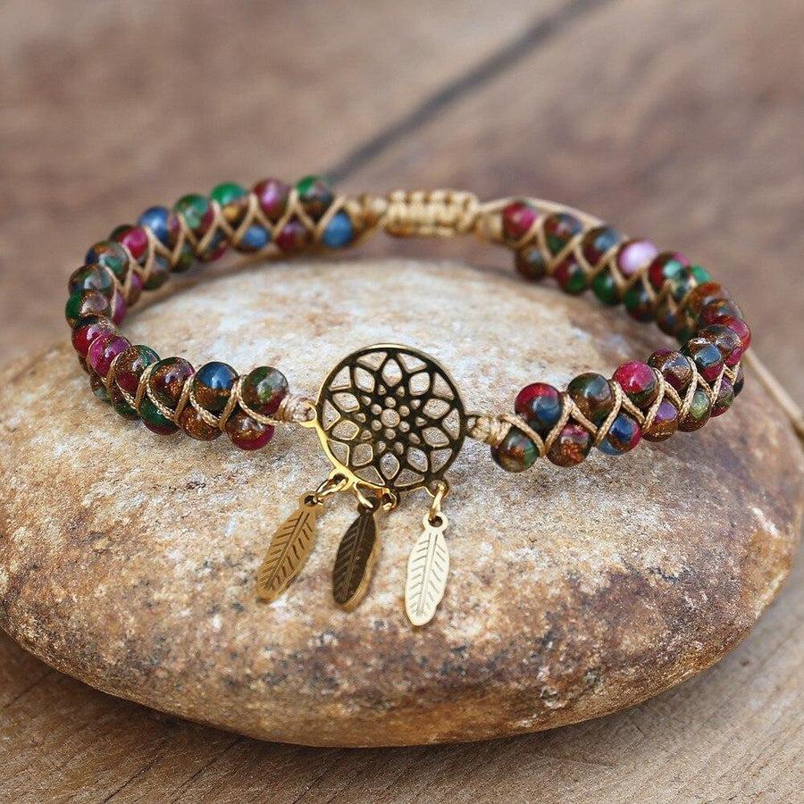 Détail des perles d'agate multicolores sur cordon tressé