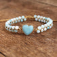 Vue rapprochée des pierres d'amazonite sur le bracelet