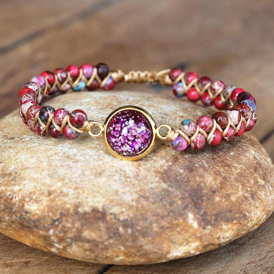 Gros plan sur la perle centrale du bracelet en orgonite